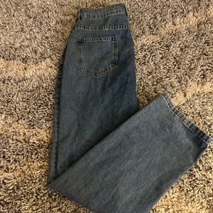 Medium wash distressed knee jeans